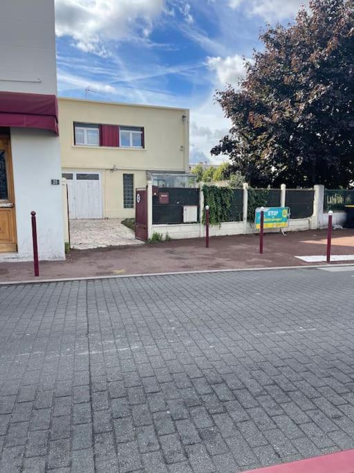 La Maison Est Situee En Face De La Gare Bondy Exterior photo